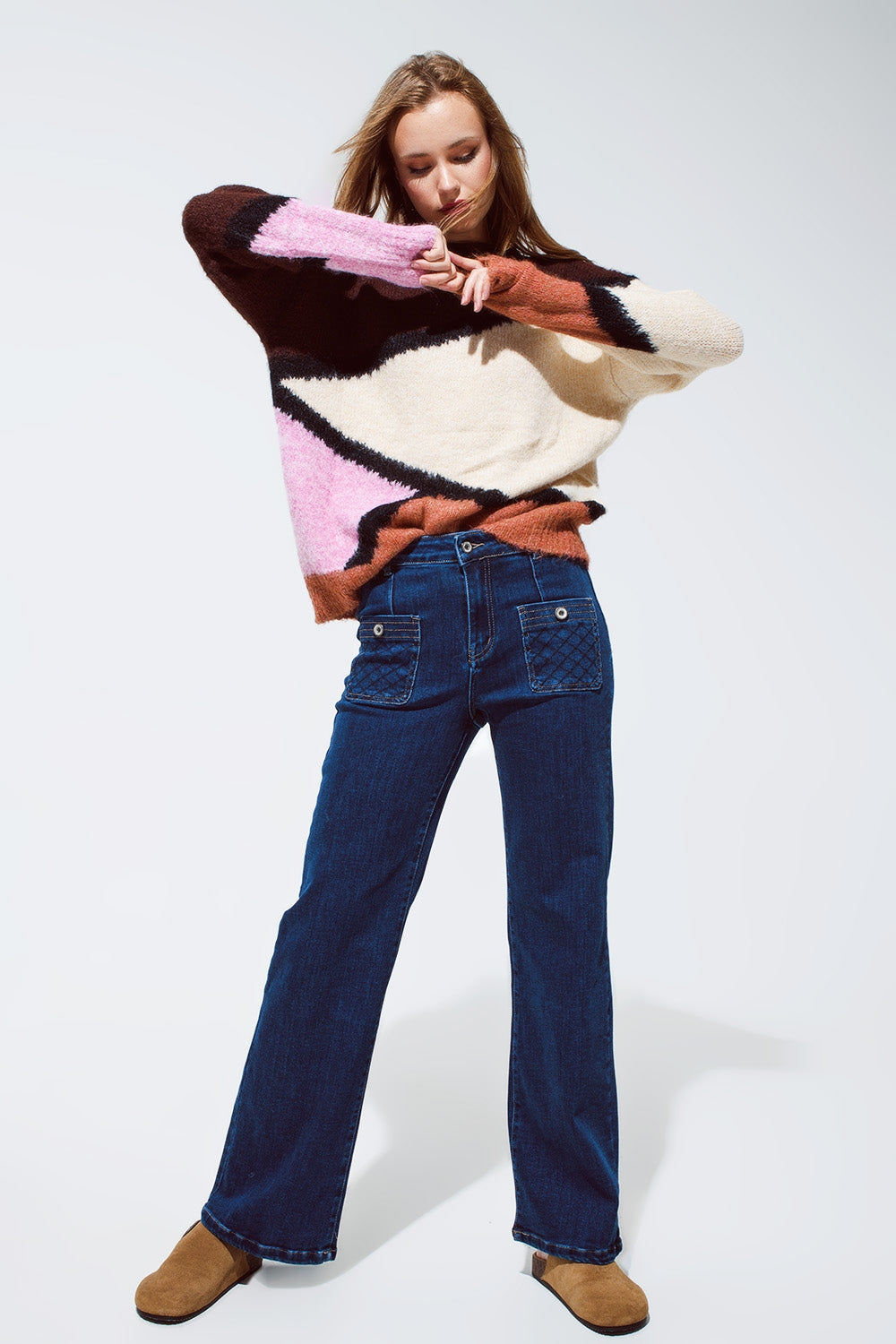 Jeans azul com detalhes de bolso abotoado em lavagem escura