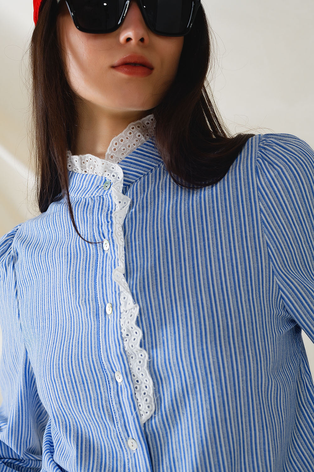 Camisa Azul Com Listras Verticais Brancas Com Detalhe De Renda