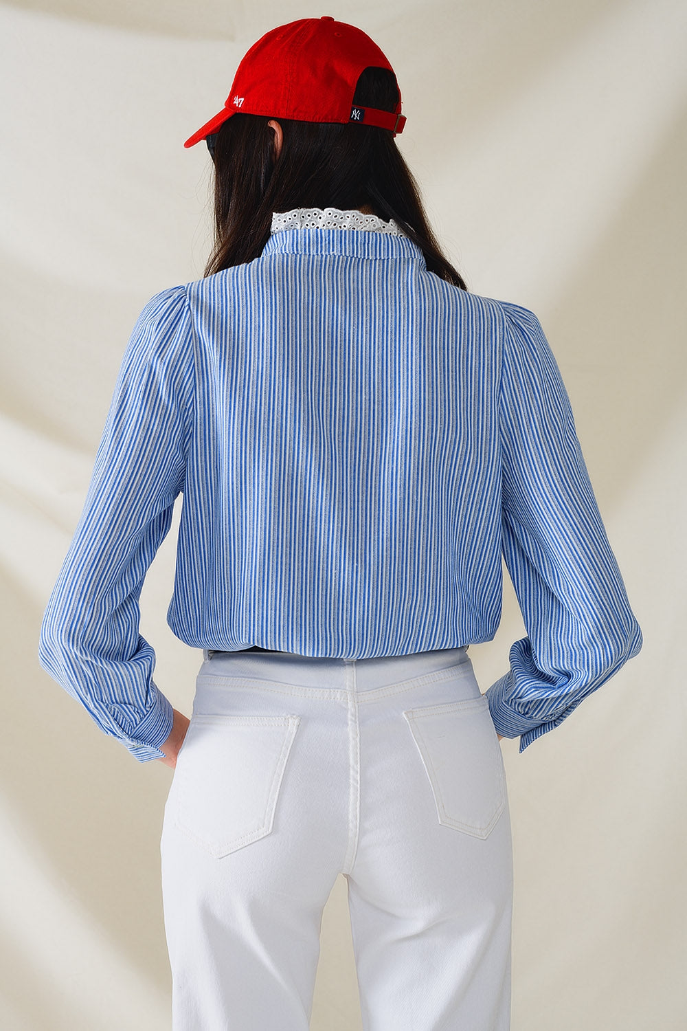 Camisa Azul Com Listras Verticais Brancas Com Detalhe De Renda