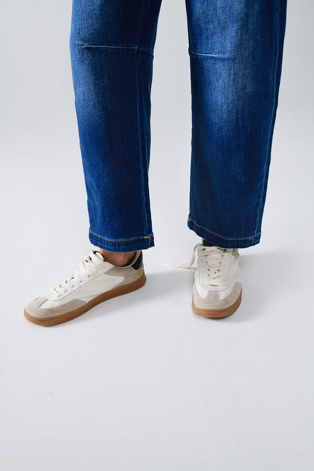 Jeans reto azul com detalhes de costura