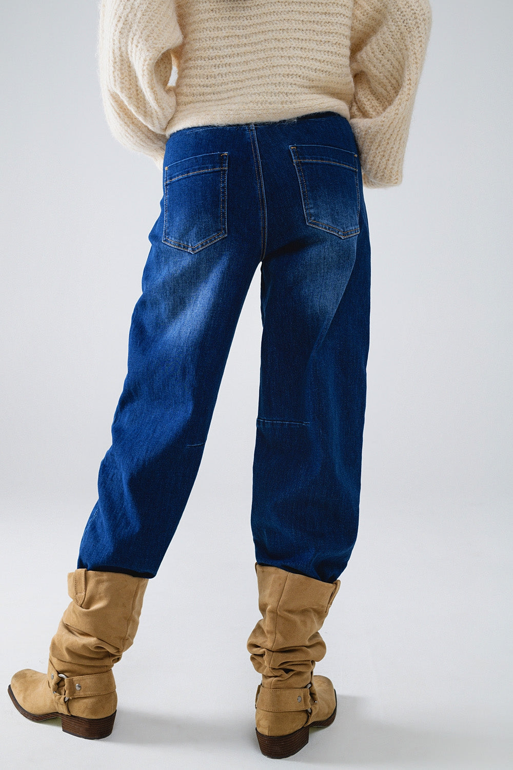 Jeans reto azul com detalhes de costura