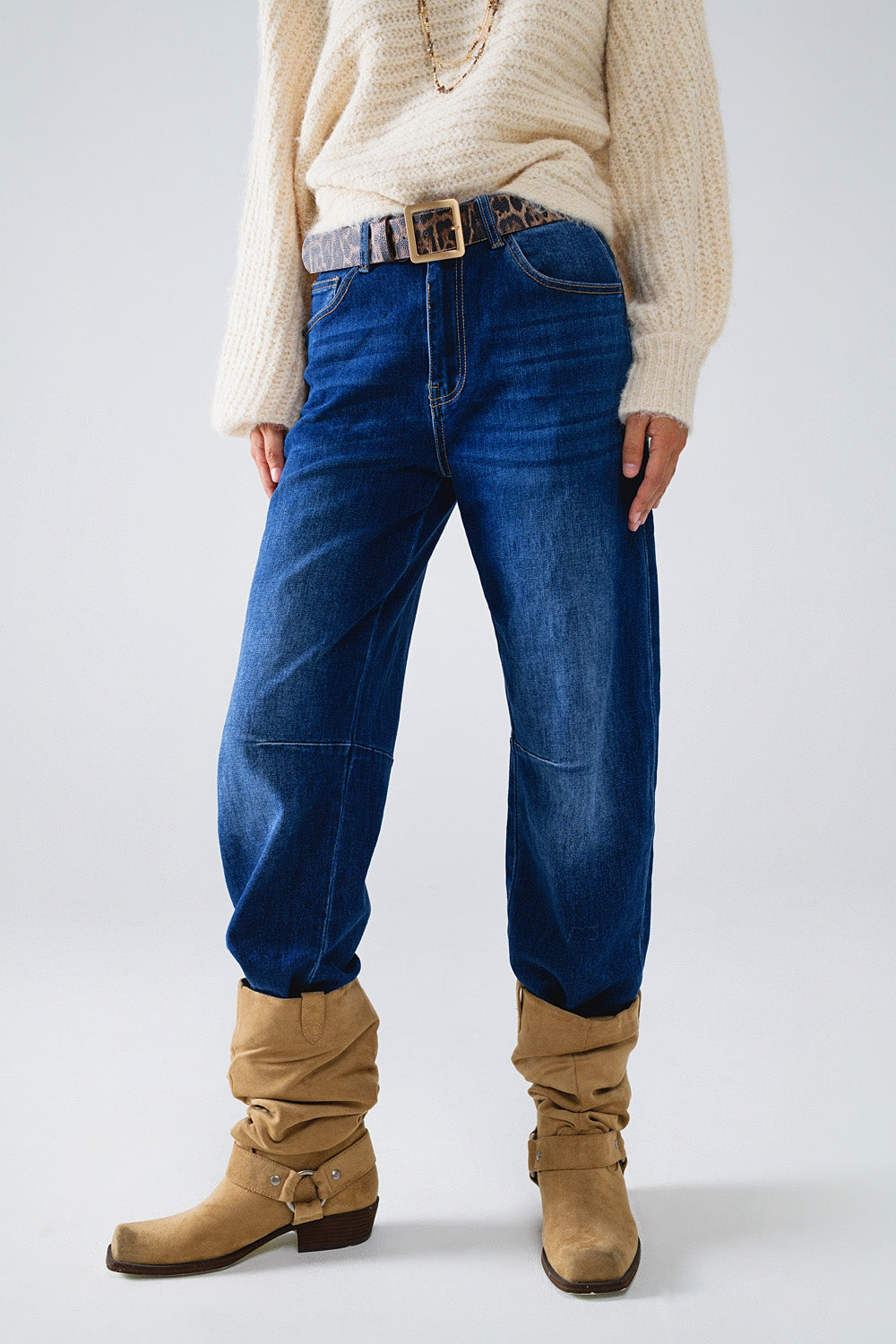 Jeans reto azul com detalhes de costura