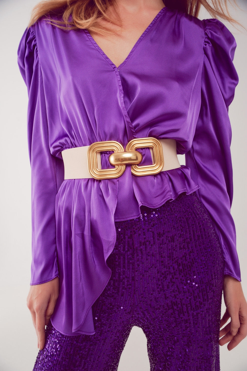 Blusa assimétrica com mangas bufantes em purpura