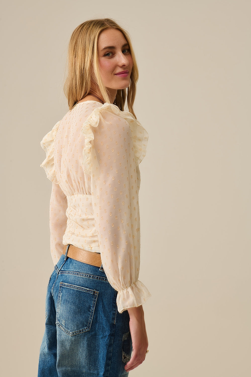 Blusa bege com pontos dourados e detalhes de folhos