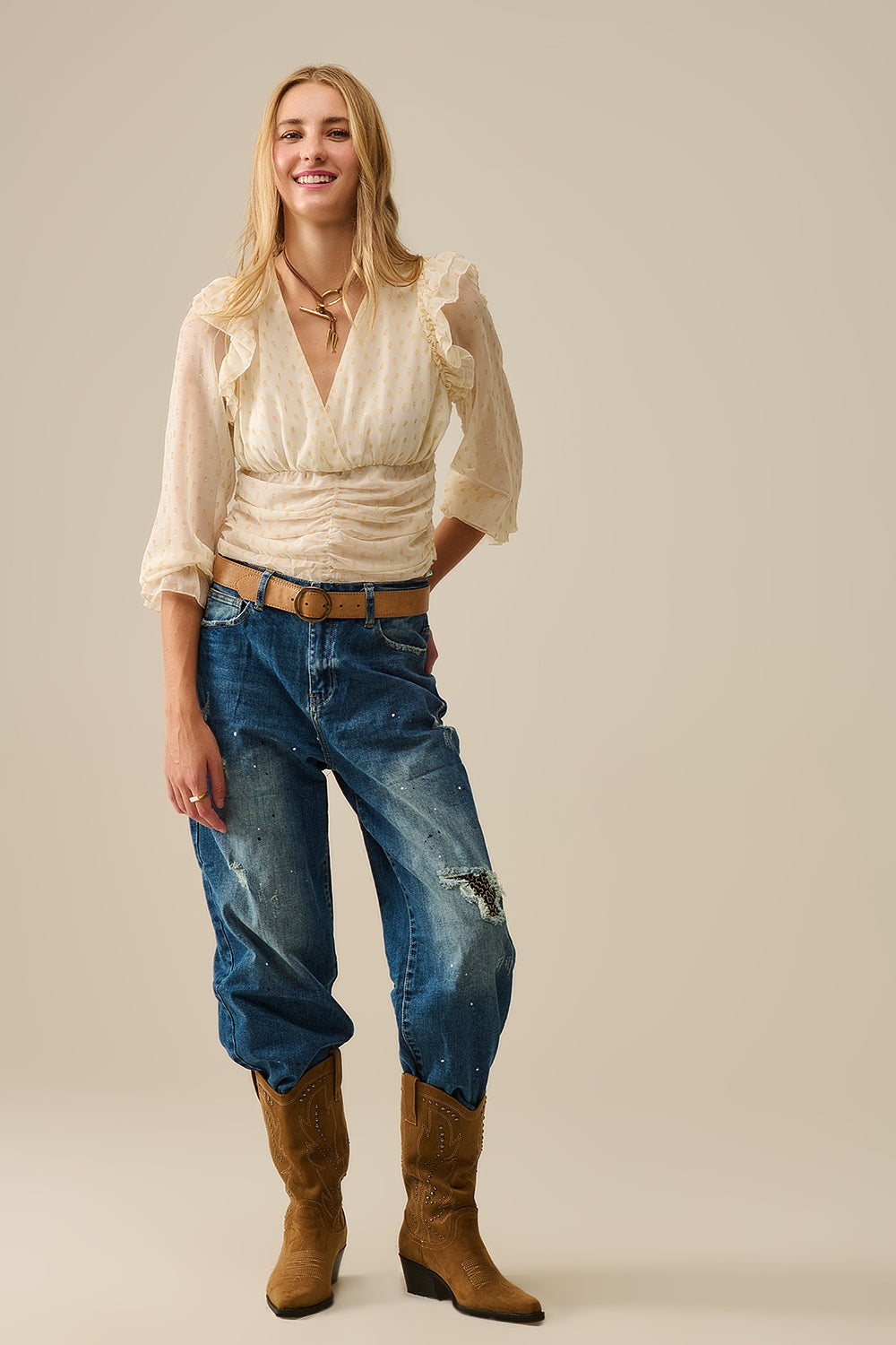 Blusa bege com pontos dourados e detalhes de folhos