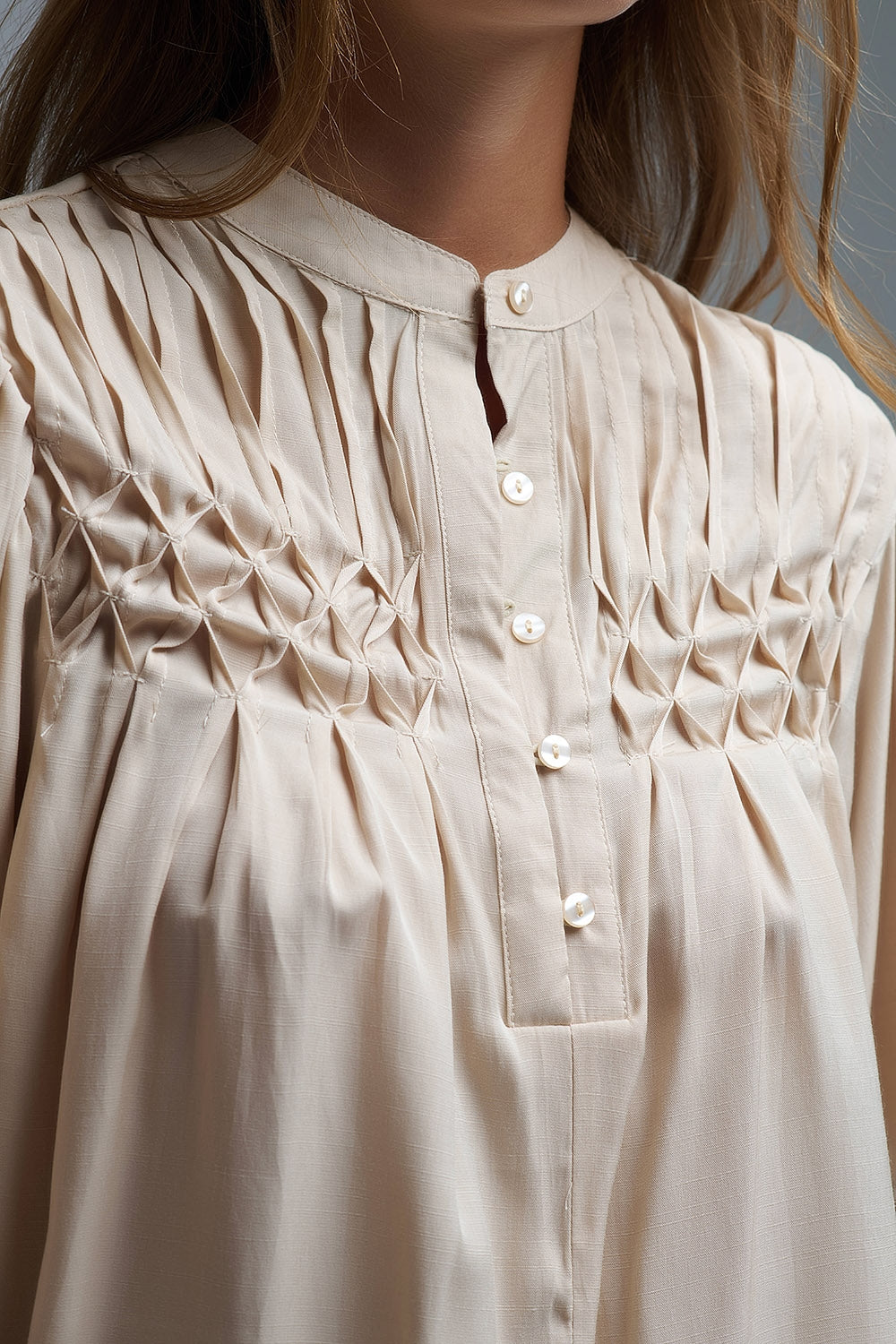 Blusa bege descontraída de estilo boho com pormenores bordados