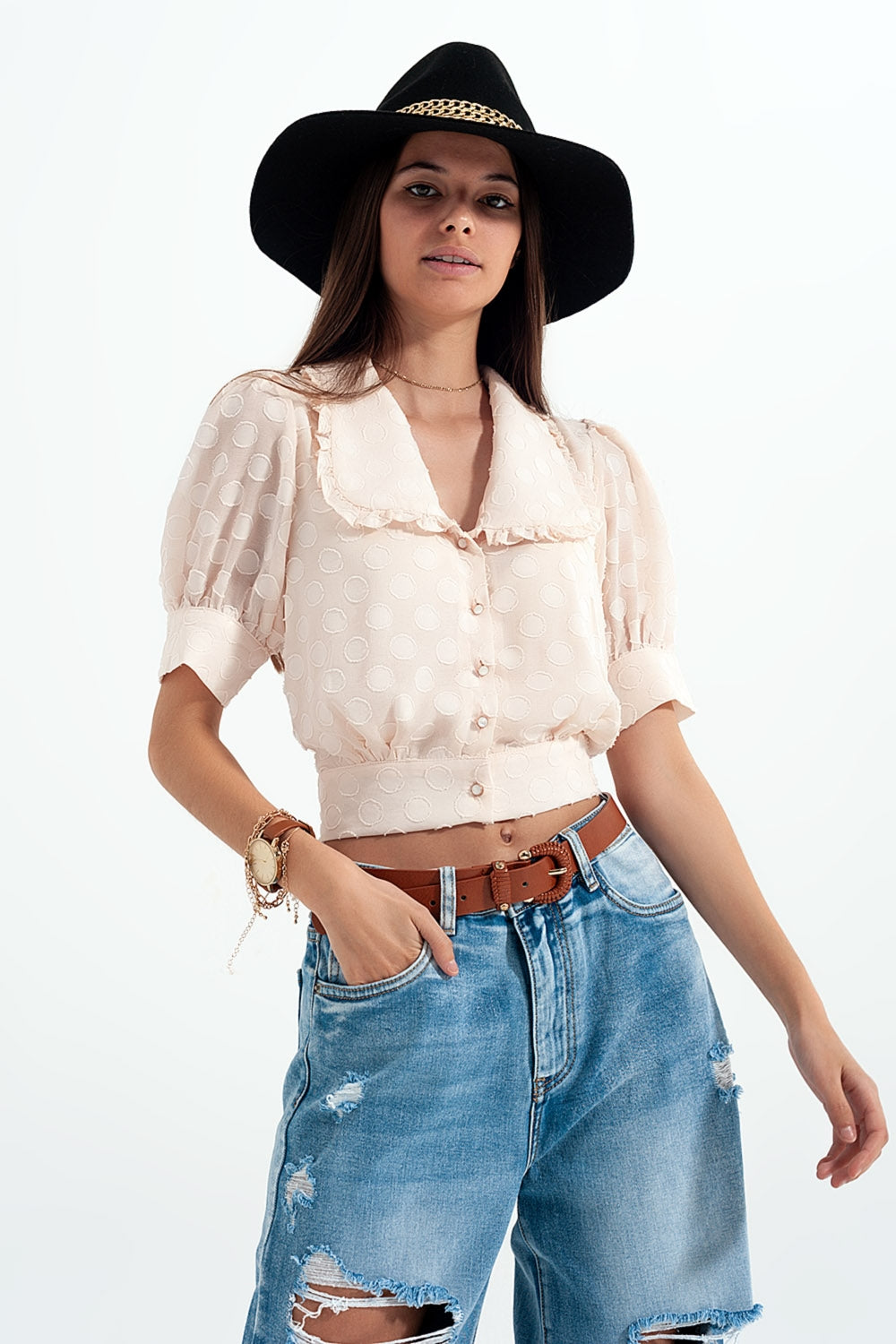 Blusa bege Polka dot com colarinho de babete e botões embelezados