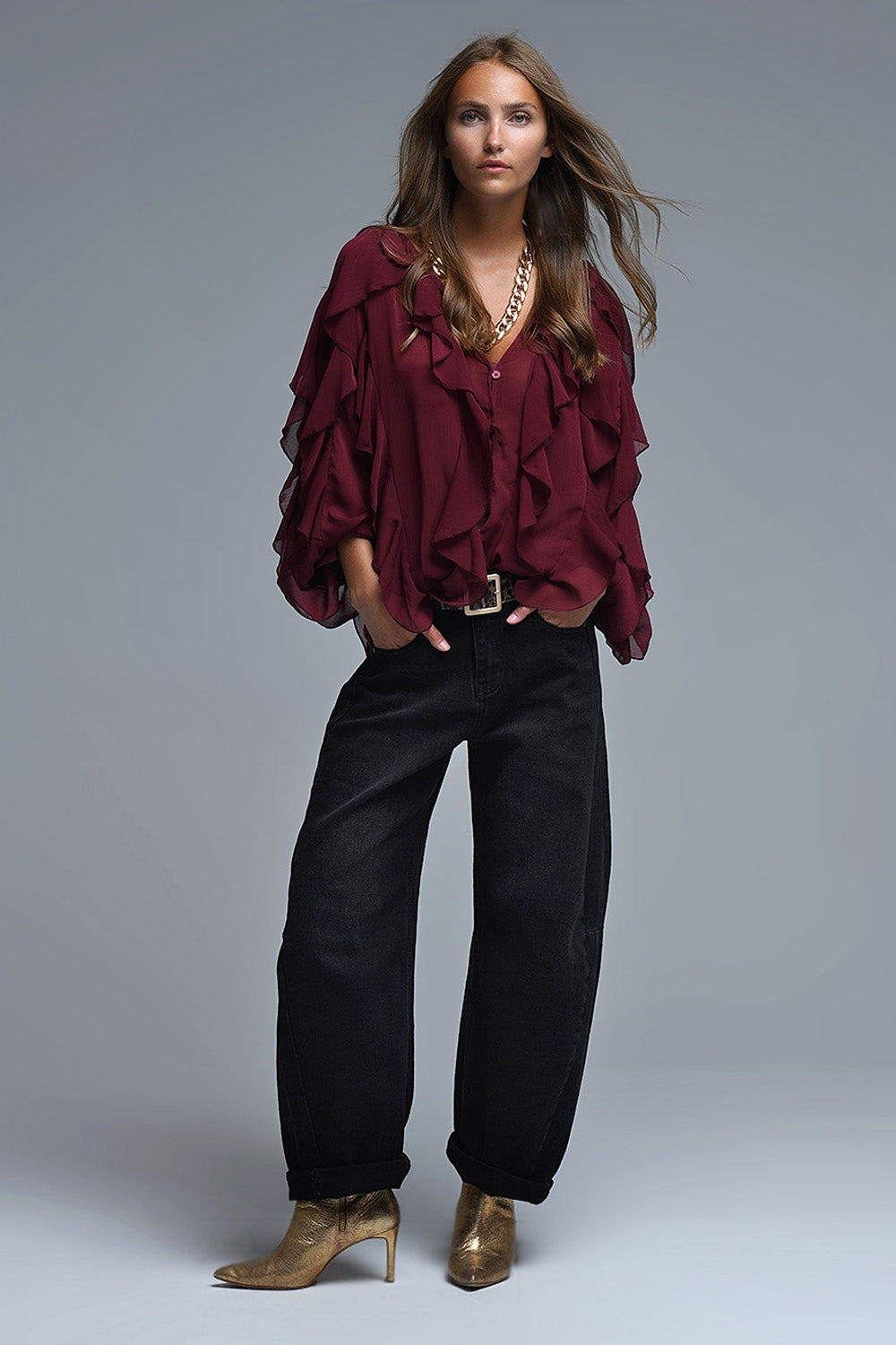 Blusa bordeaux com decote em V e folhos