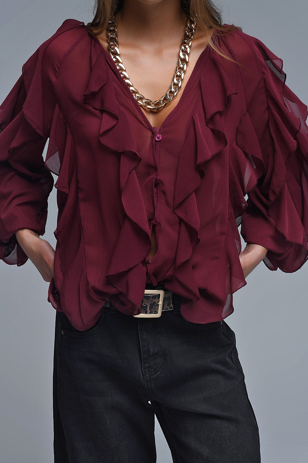 Blusa bordeaux com decote em V e folhos