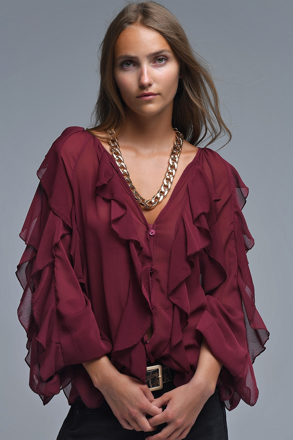 Blusa bordeaux com decote em V e folhos