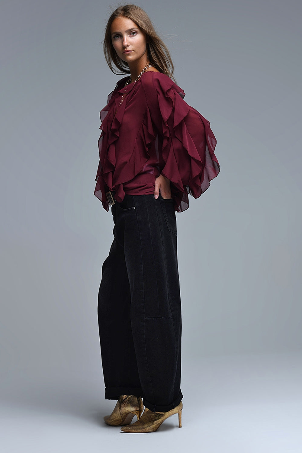 Blusa bordeaux com decote em V e folhos