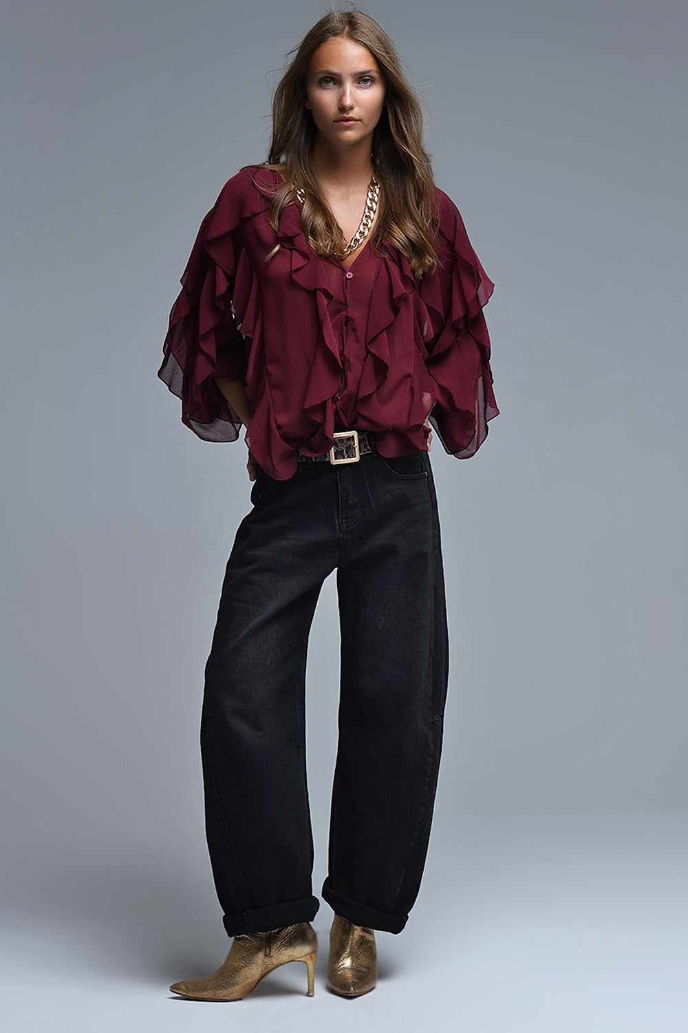 Blusa bordeaux com decote em V e folhos