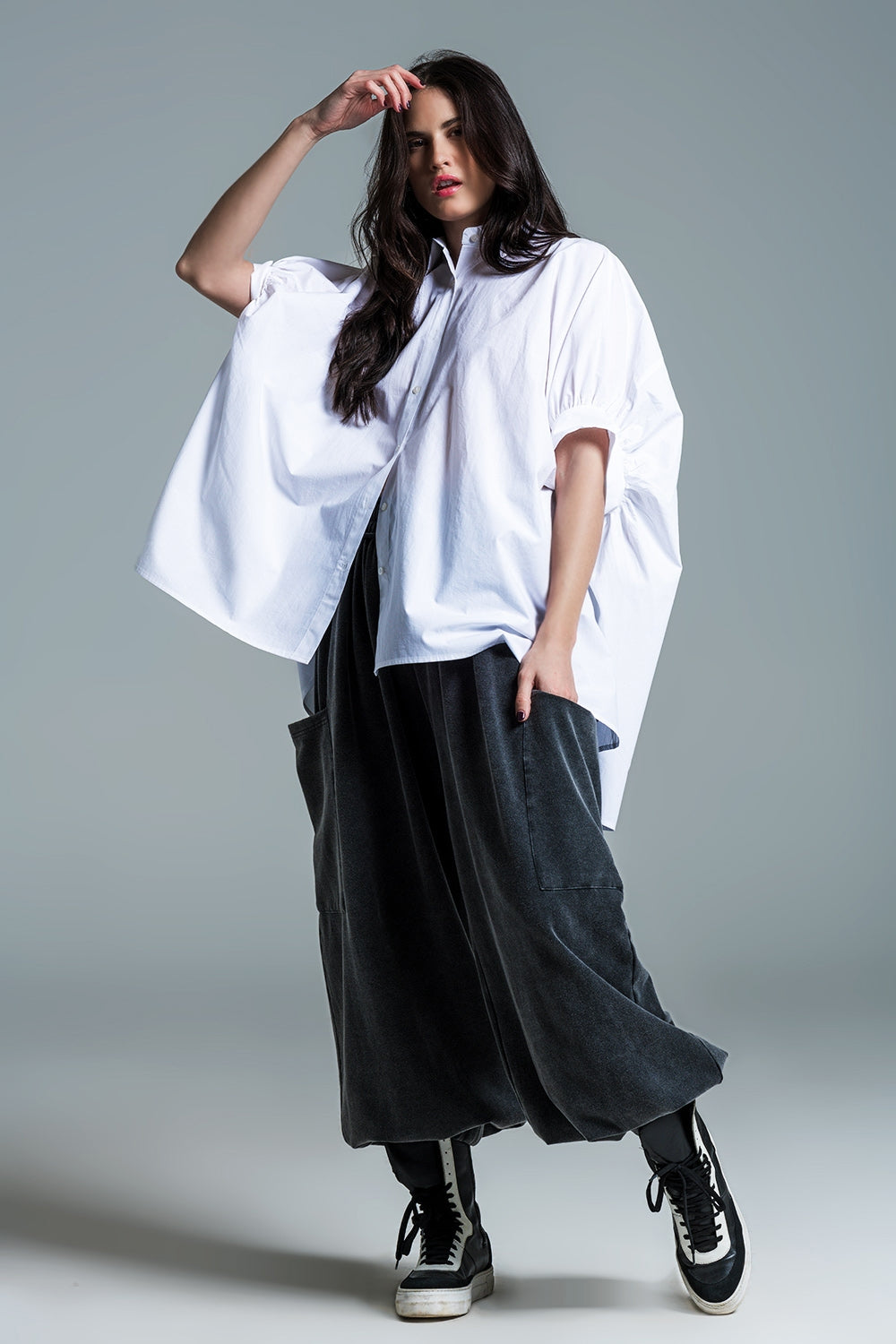 Blusa branca de grandes dimensões com mangas curtas