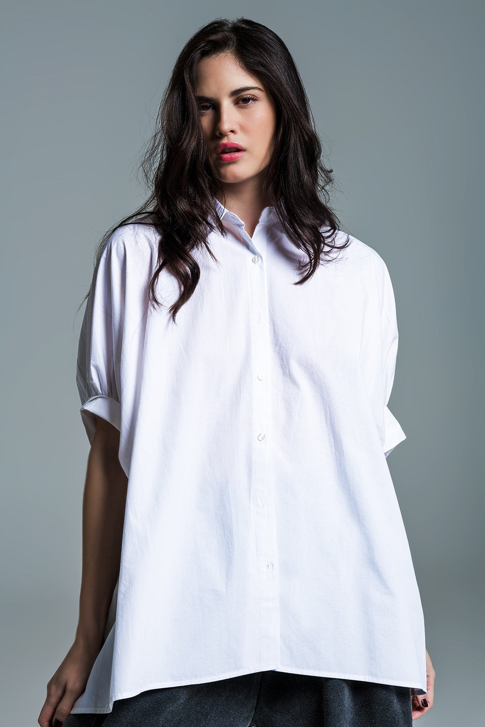 Blusa branca de grandes dimensões com mangas curtas