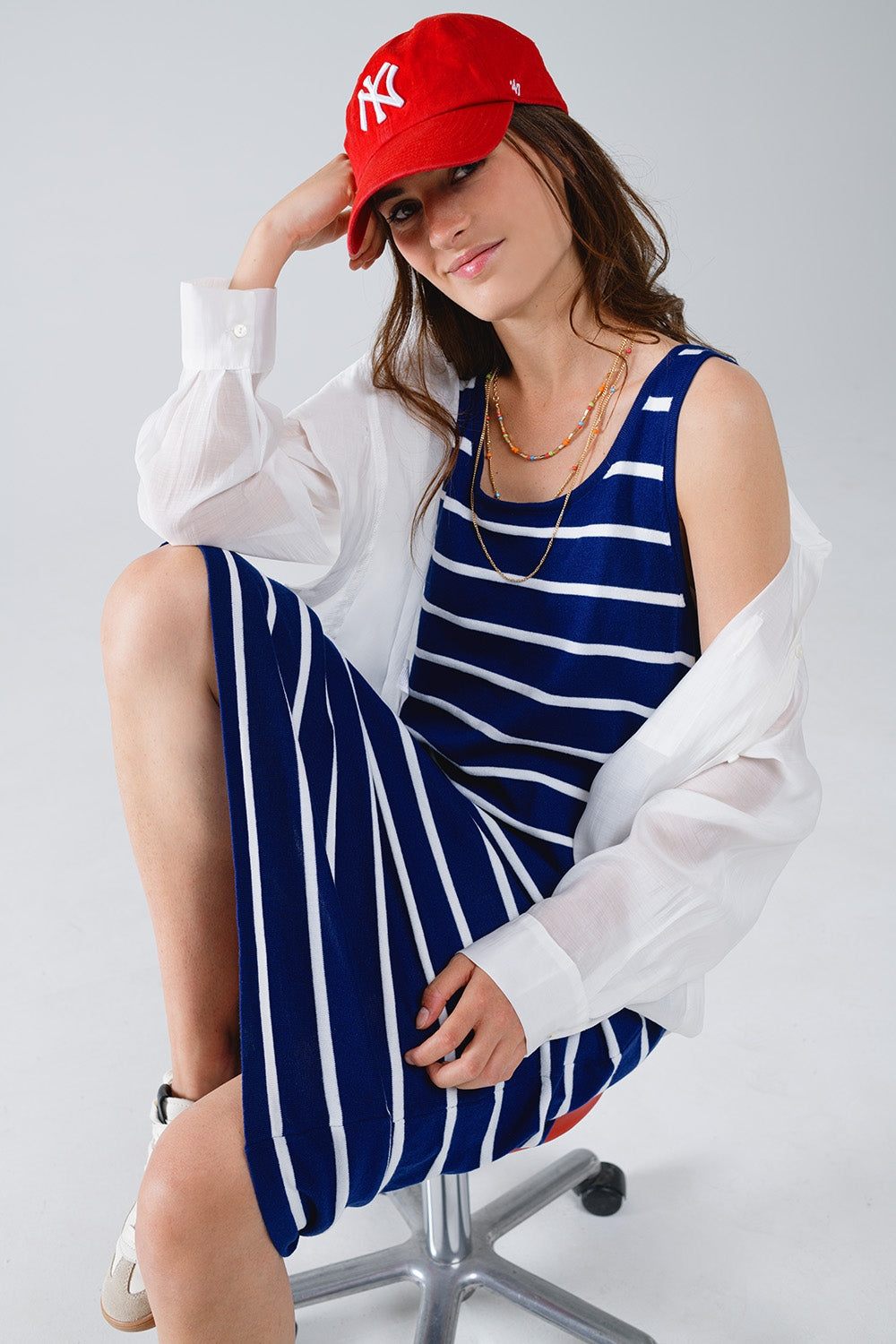 Blusa branca semi-transparente com detalhes de folhos na frente