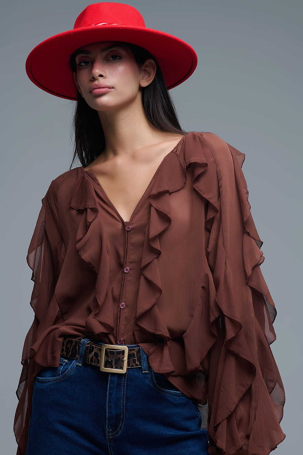 Blusa castanha com decote em V e folhos