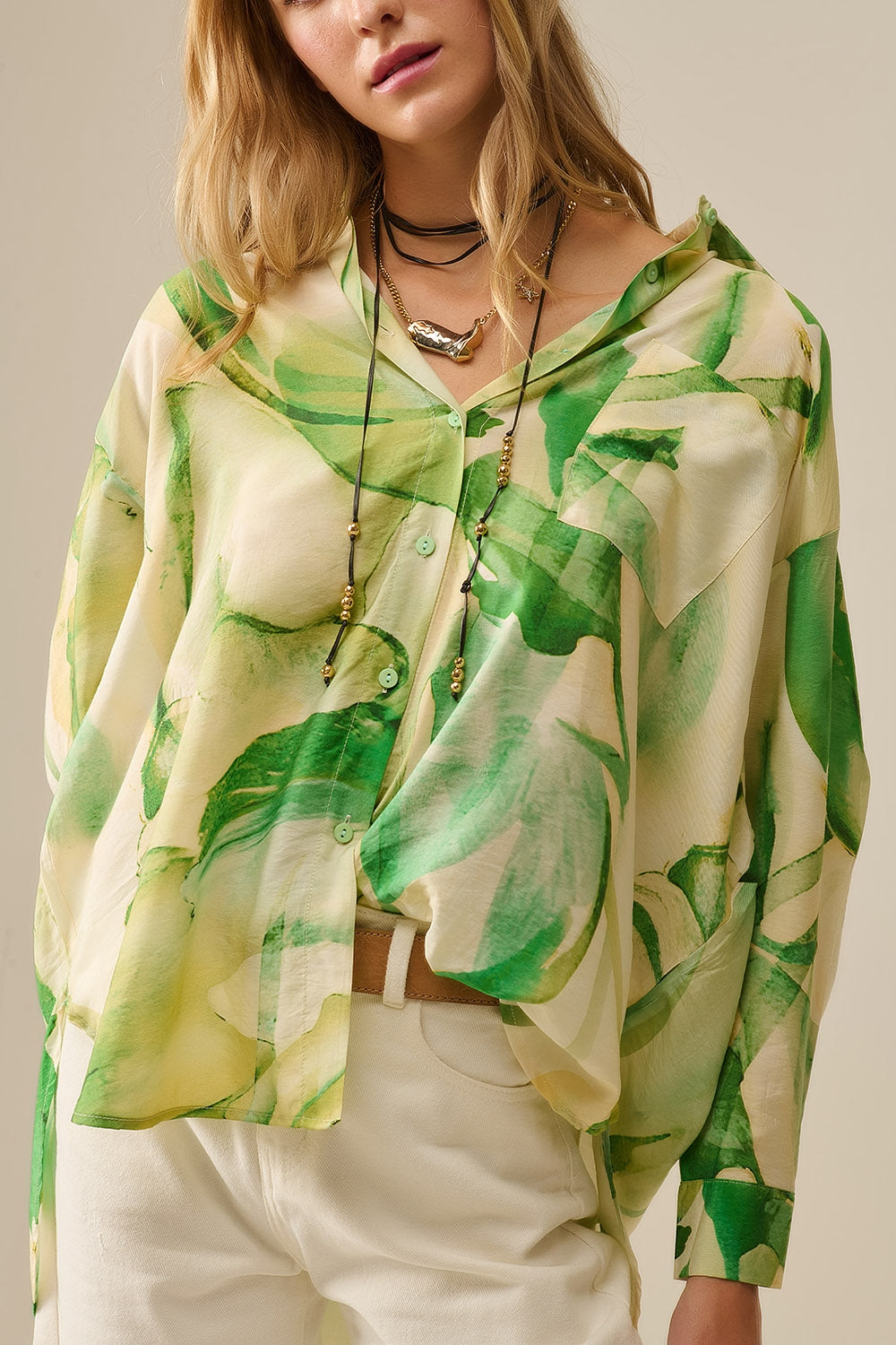 Blusa com botões estampada em aguarela verde