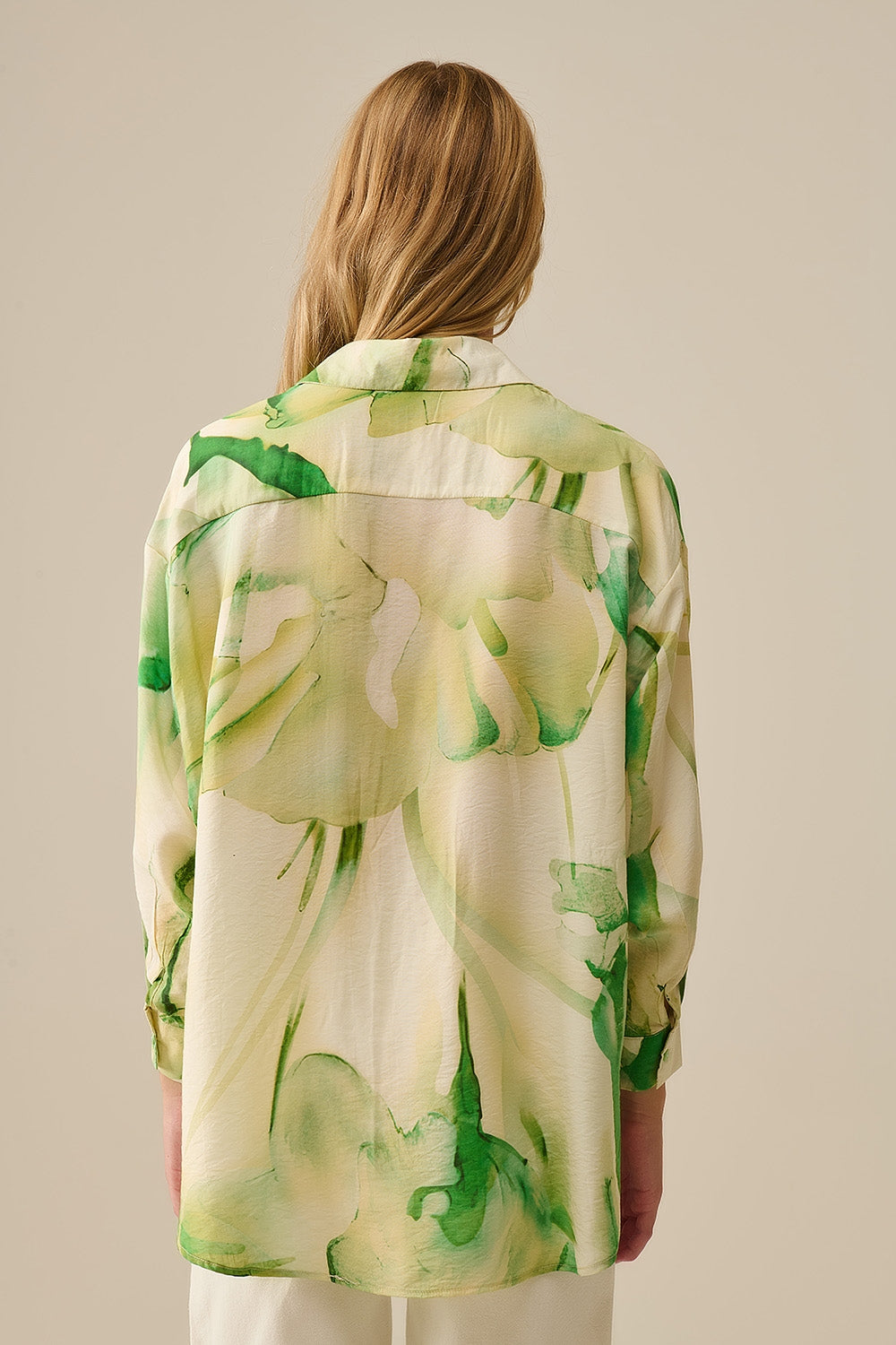 Blusa com botões estampada em aguarela verde