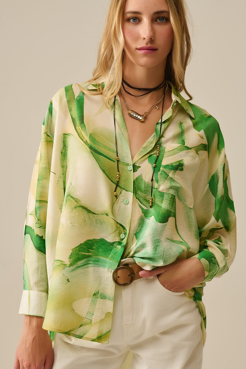 Blusa com botões estampada em aguarela verde