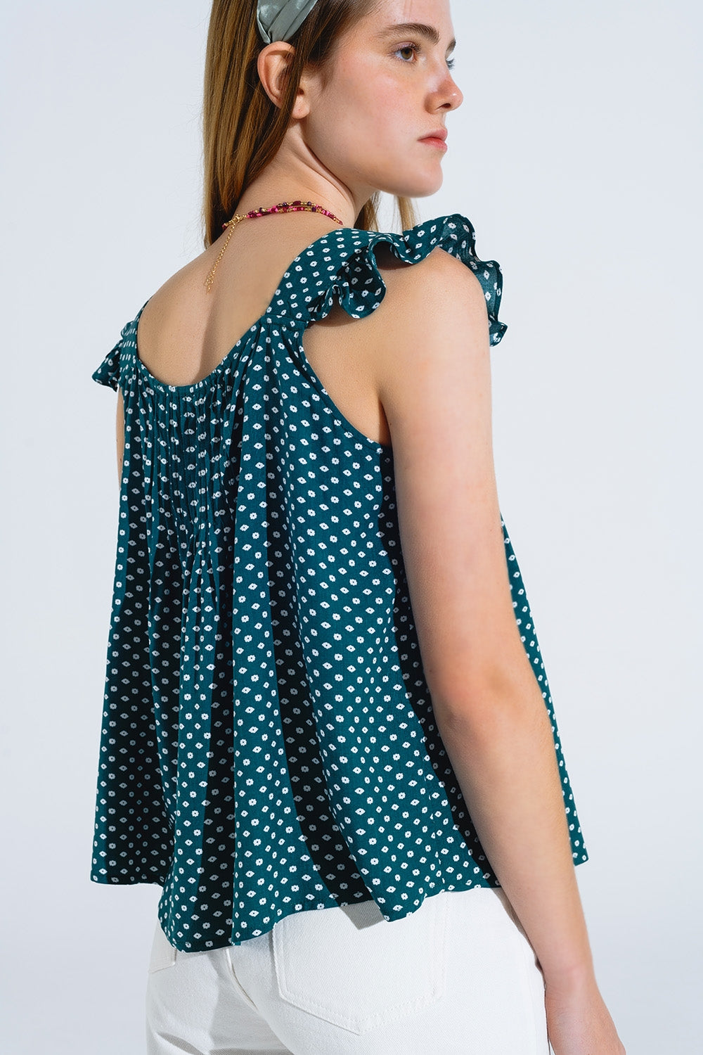 Blusa com botões mangas curtas com folhos e estampado de flores em verde