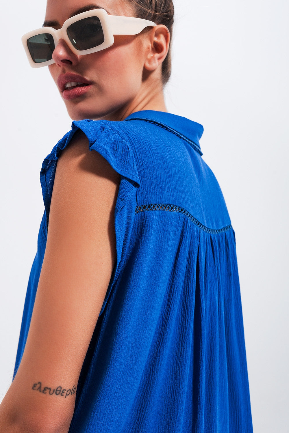 Blusa com mangas de rufos em azul
