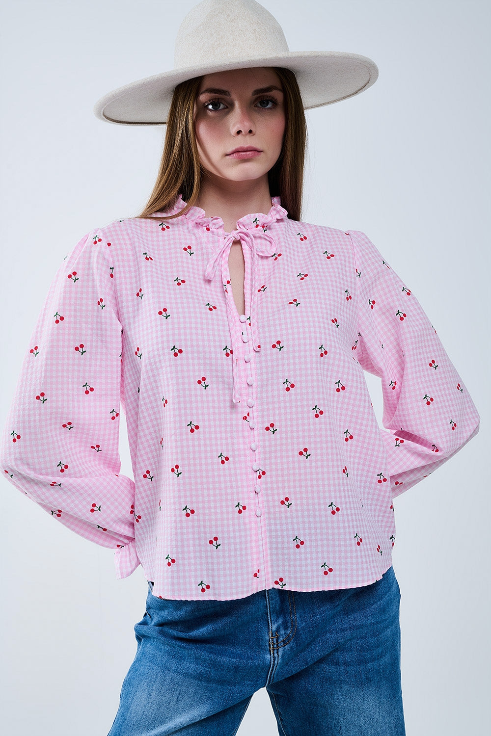 Blusa cor-de-rosa com detalhes de cerejas e laço atado