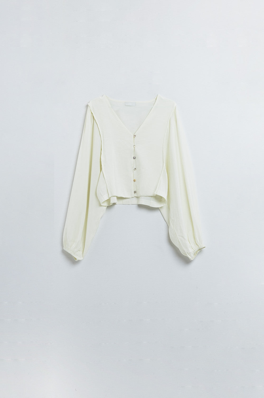 Q2 Blusa cream com mangas em balão e fecho frontal com botões