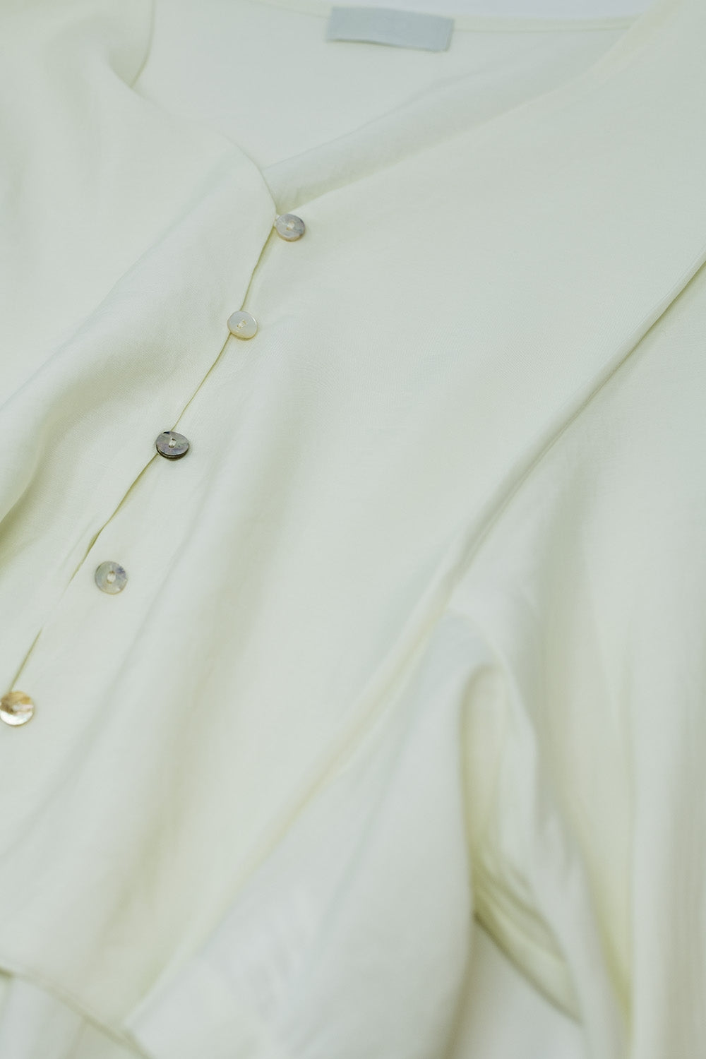 Blusa creme com mangas em balão e fecho frontal com botões