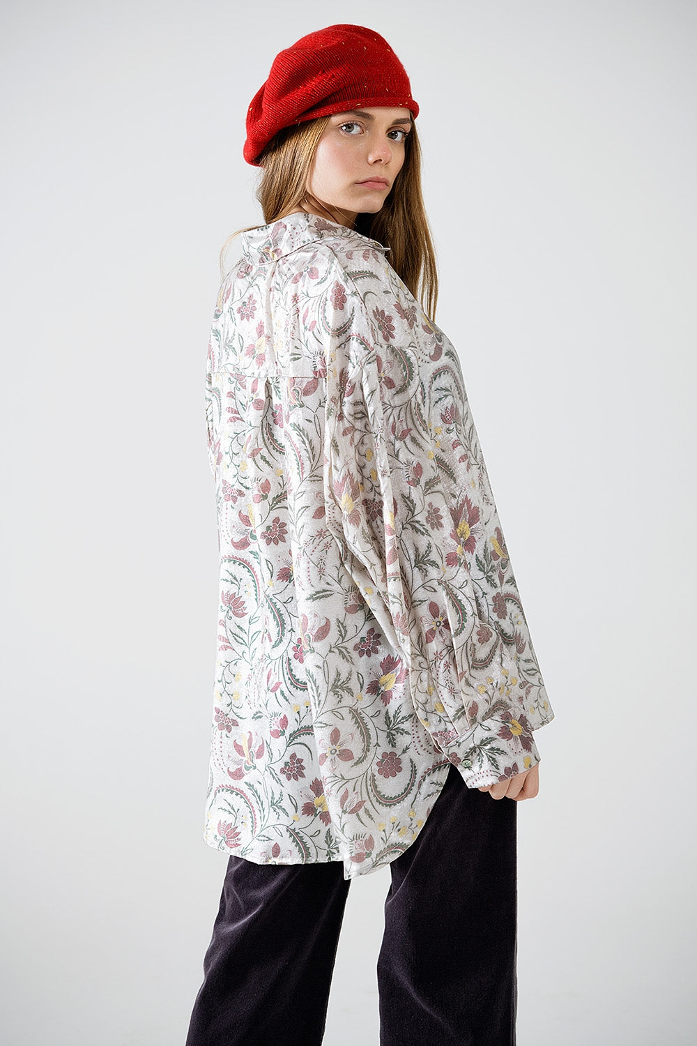 Blusa de cetim com estampado de flores em cinzento