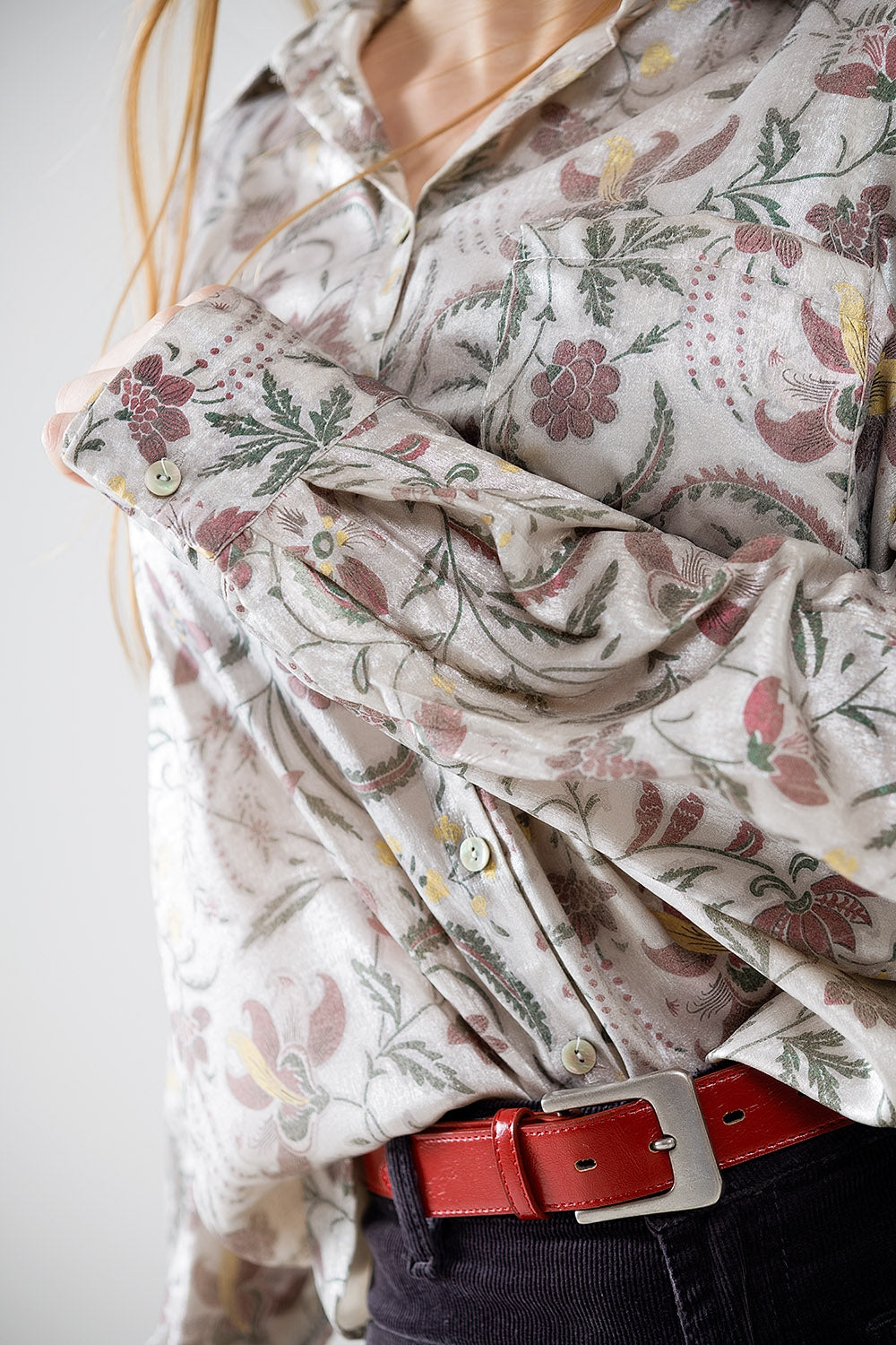 Blusa de cetim com estampado de flores em cinzento