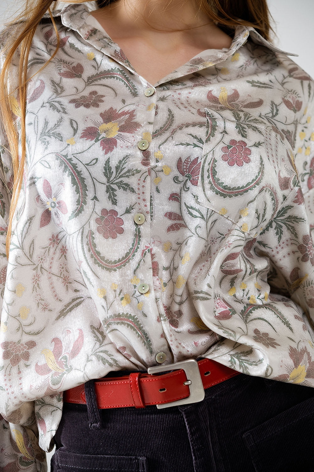 Blusa de cetim com estampado de flores em cinzento