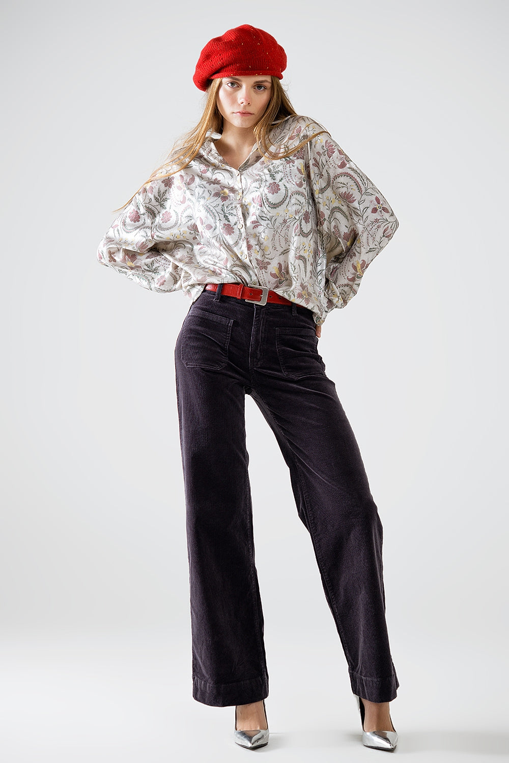 Blusa de cetim com estampado de flores em cinzento