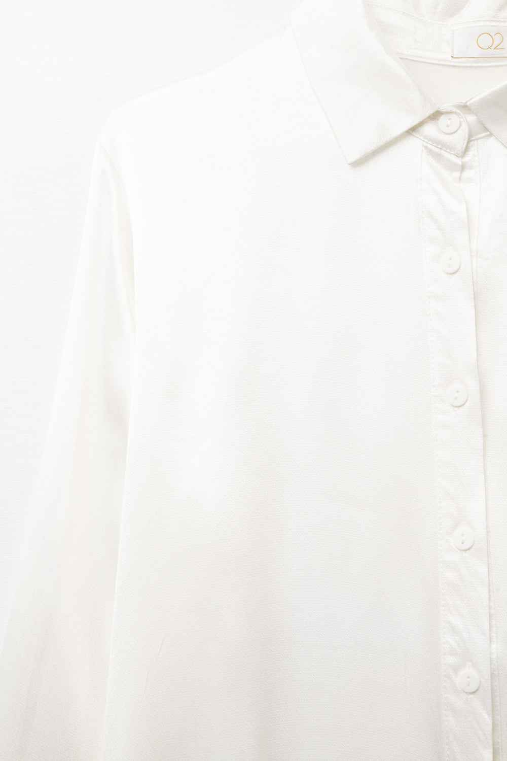 Blusa de Cetim com Manga Longa Botões e Gola Polo na cor Branca