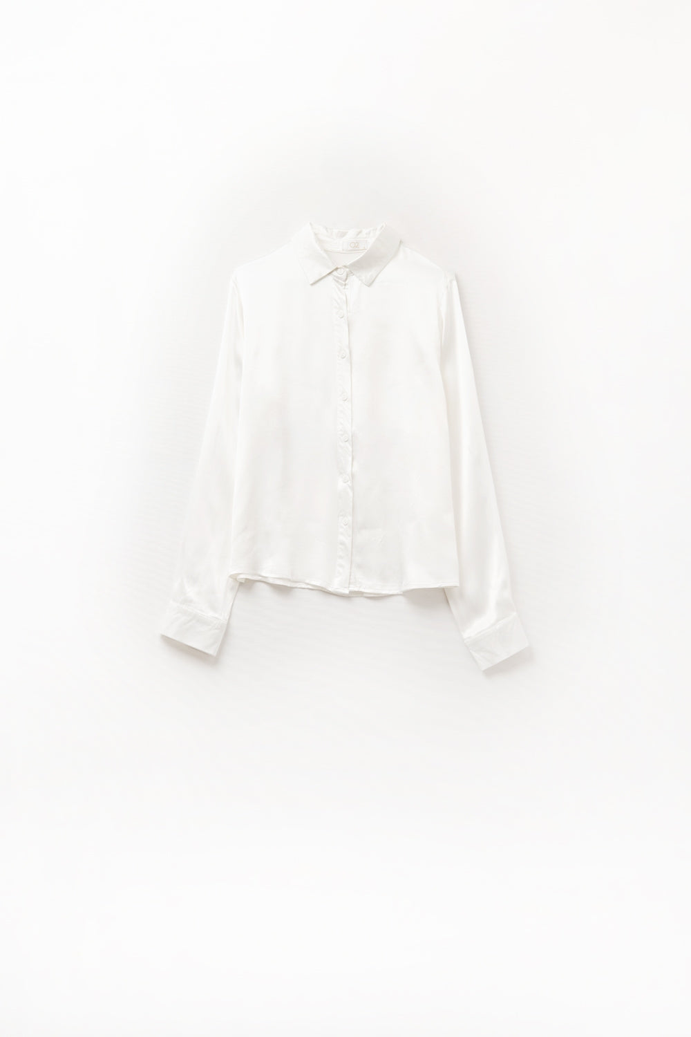 Blusa de Cetim com Manga Longa Botões e Gola Polo na cor Branca