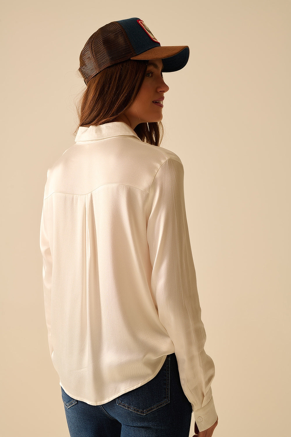 Blusa de Cetim com Manga Longa Botões e Gola Polo na cor Branca