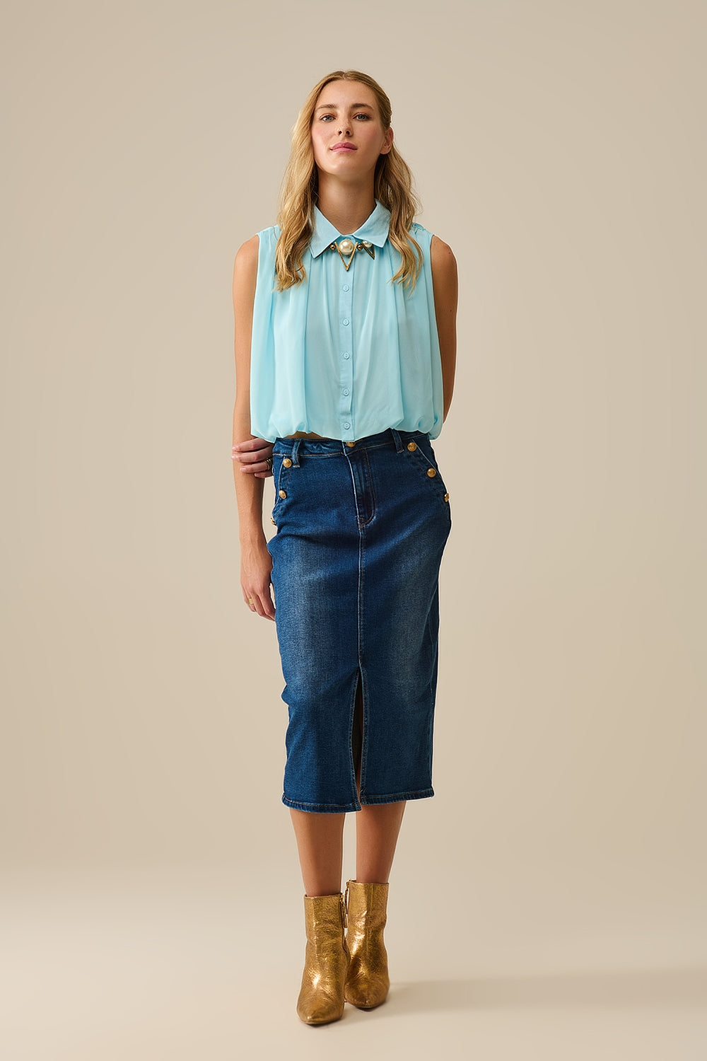 blusa de chiffon azul bebê com pregas na bainha