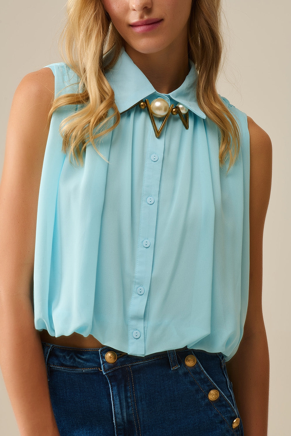 blusa de chiffon azul bebê com pregas na bainha