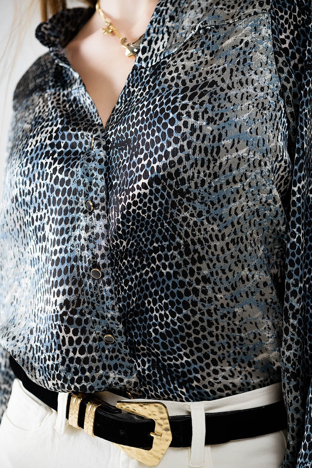 blusa de chiffon com estampa de leopardo cinza
