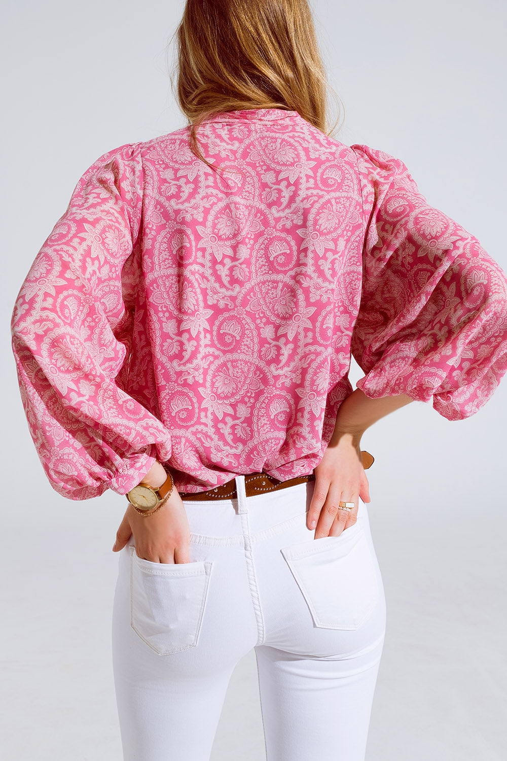 Blusa de chiffon cor-de-rosa com estampado floral e mangas compridas em balão