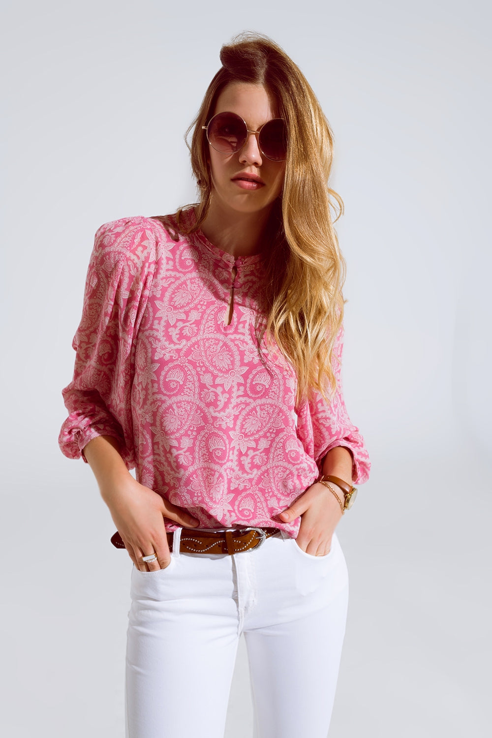 Blusa de chiffon cor-de-rosa com estampado floral e mangas compridas em balão