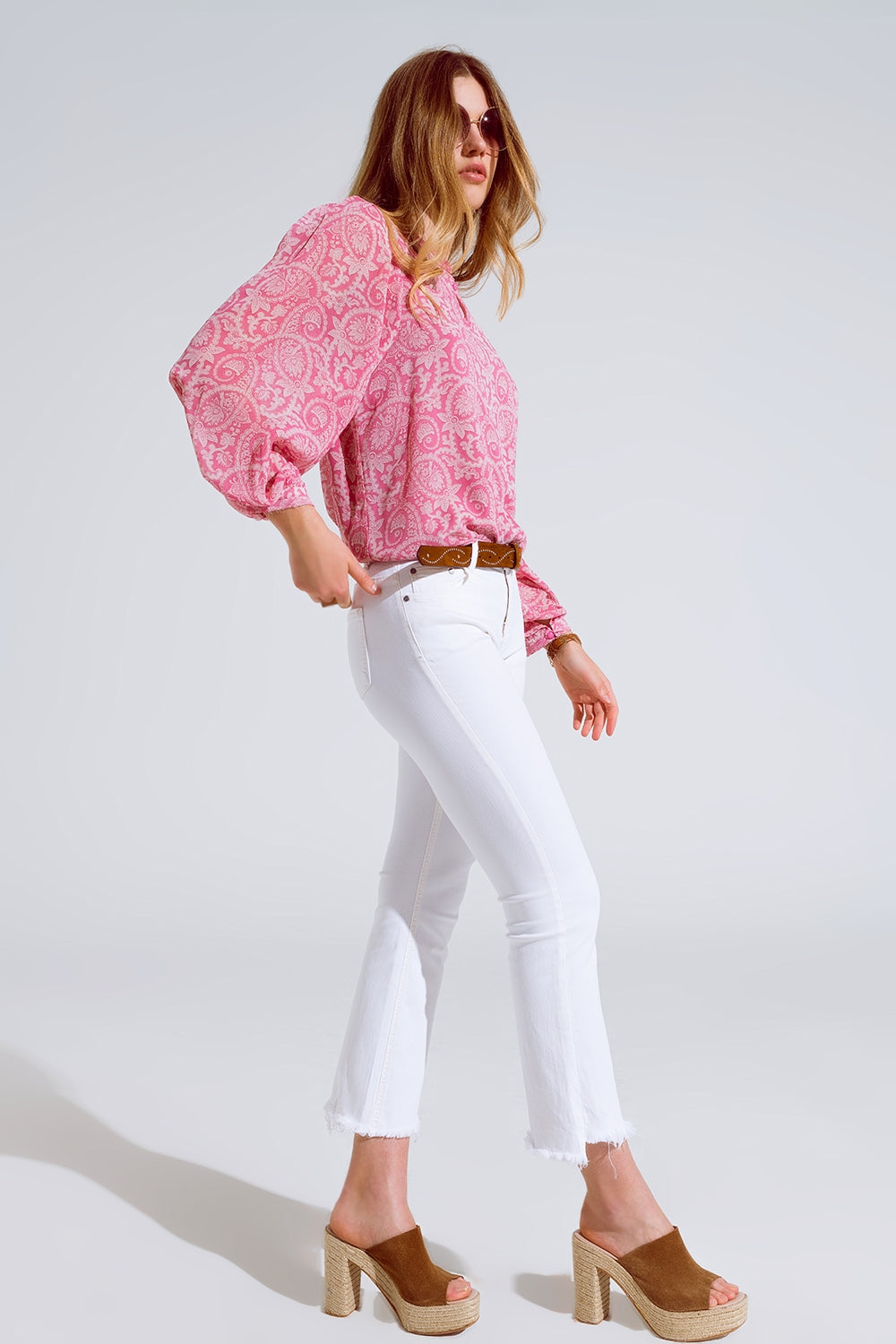 Blusa de chiffon cor-de-rosa com estampado floral e mangas compridas em balão