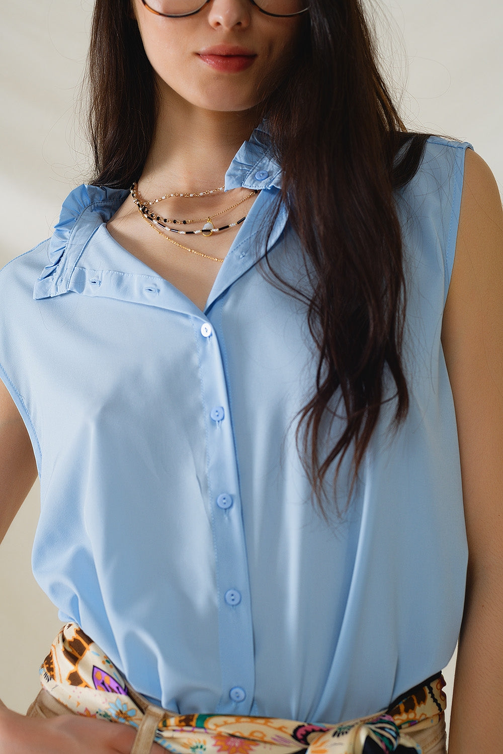 Blusa de gola Mao sem mangas com botões azul