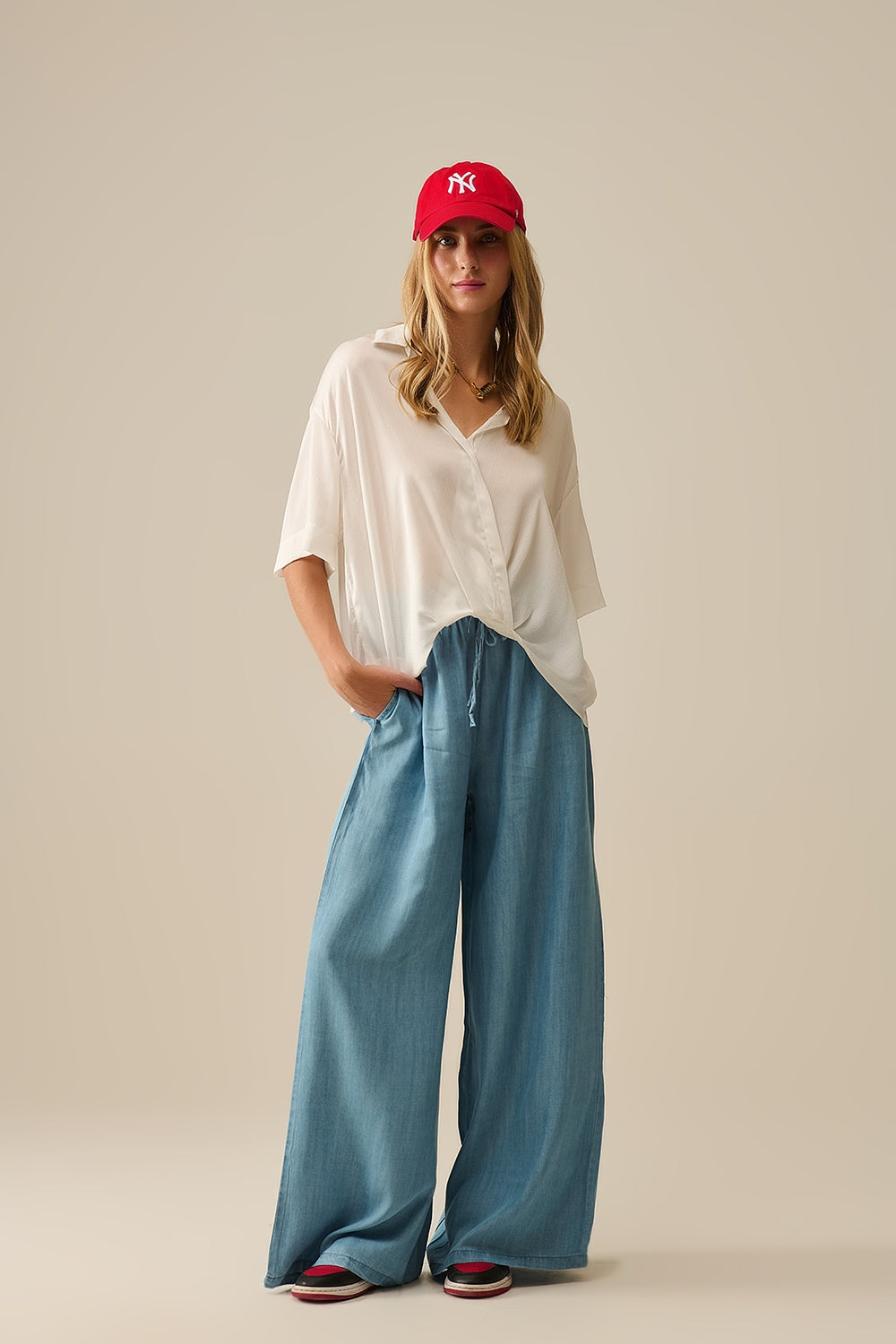 Blusa de manga curta drapeada em branco
