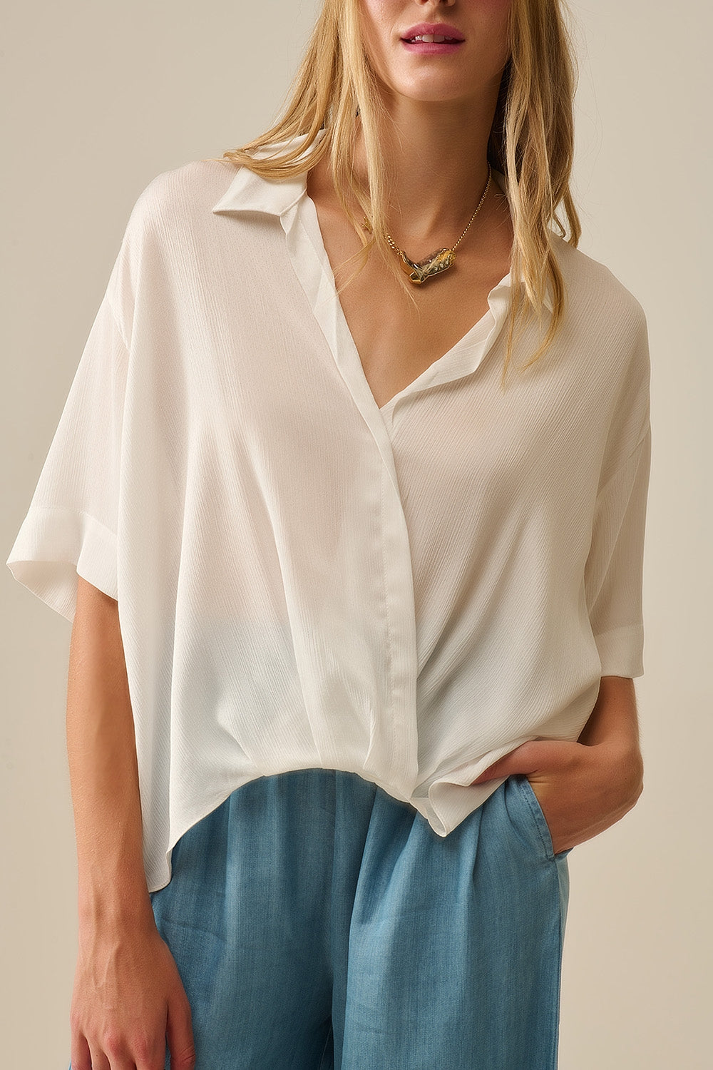 Blusa de manga curta drapeada em branco