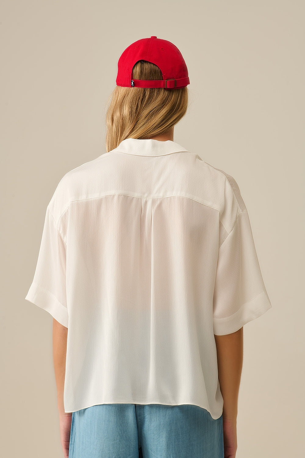 Blusa de manga curta drapeada em branco