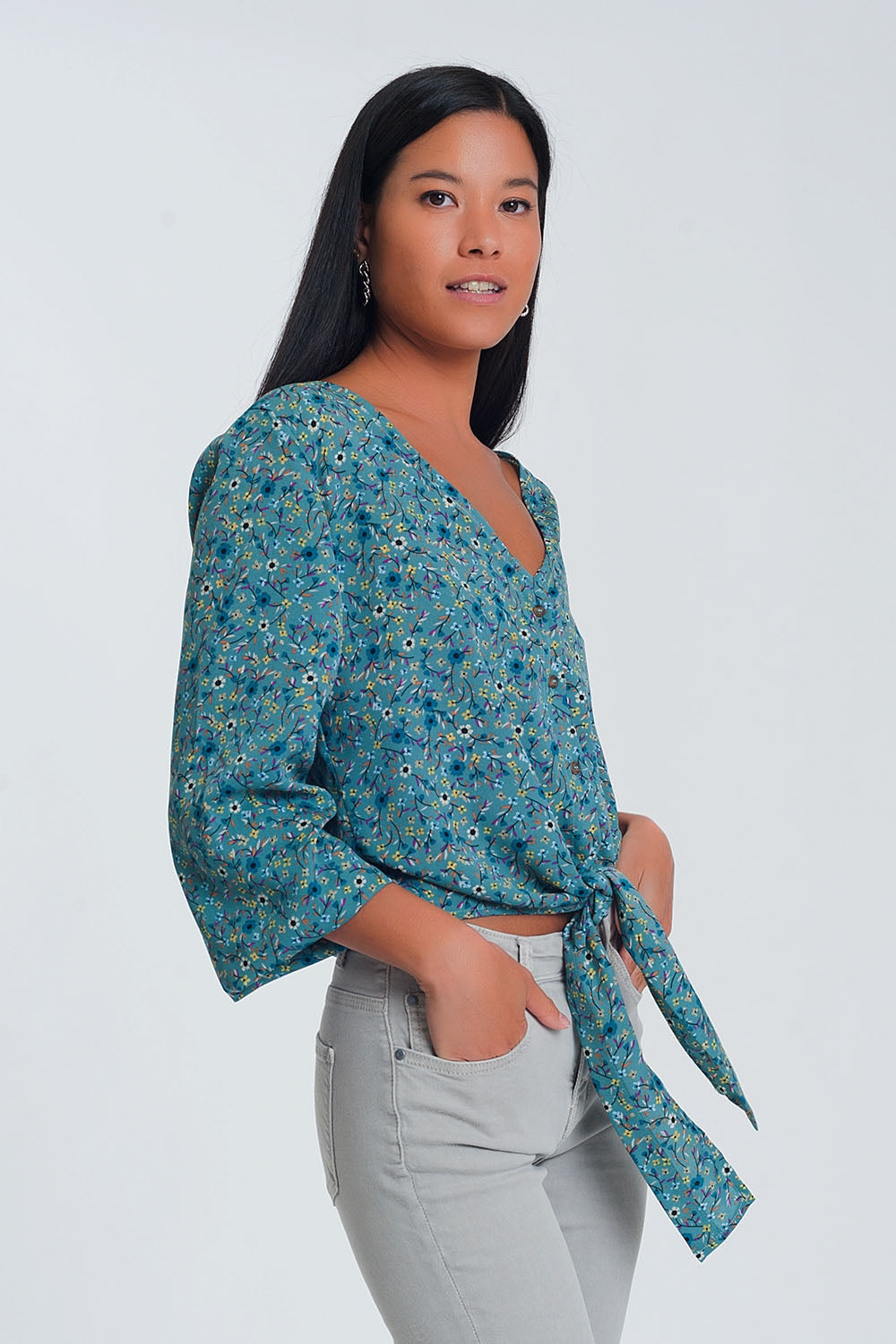 Blusa de mangas compridas com decote em V botões e estampa floral verde