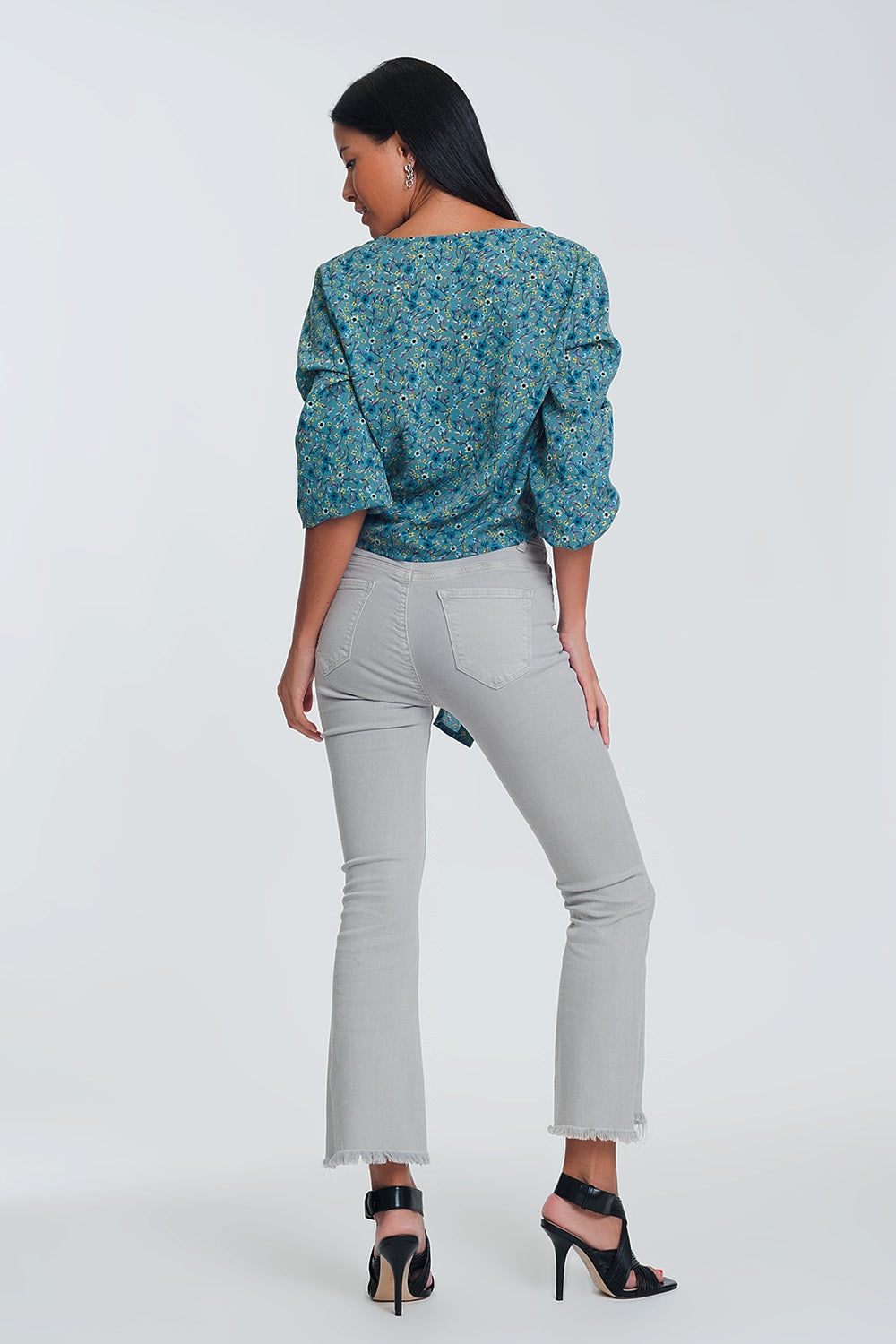 Blusa de mangas compridas com decote em V botões e estampa floral verde