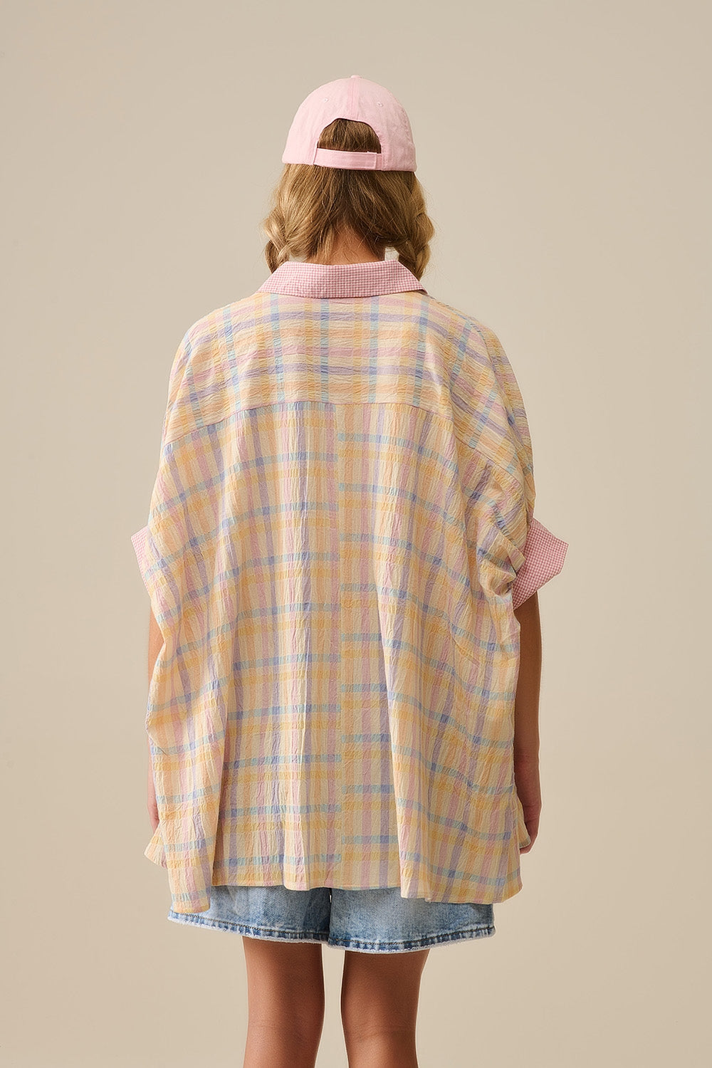 Blusa fluida de grandes dimensões com contraste de quadros