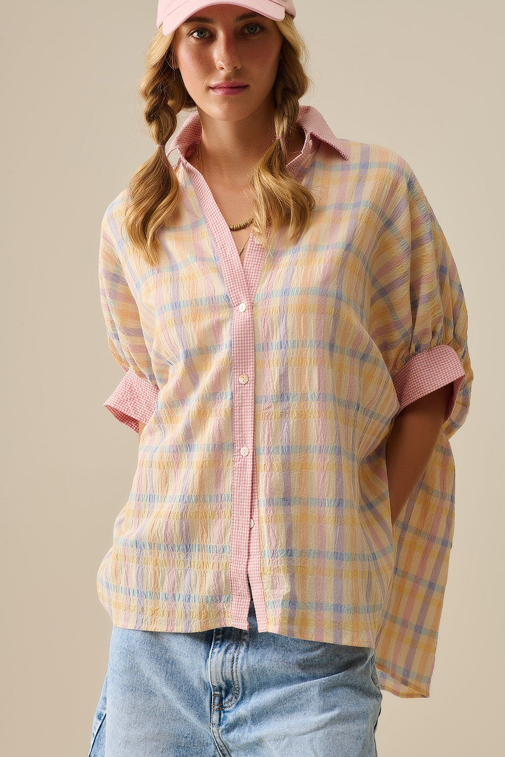 Blusa fluida de grandes dimensões com contraste de quadros