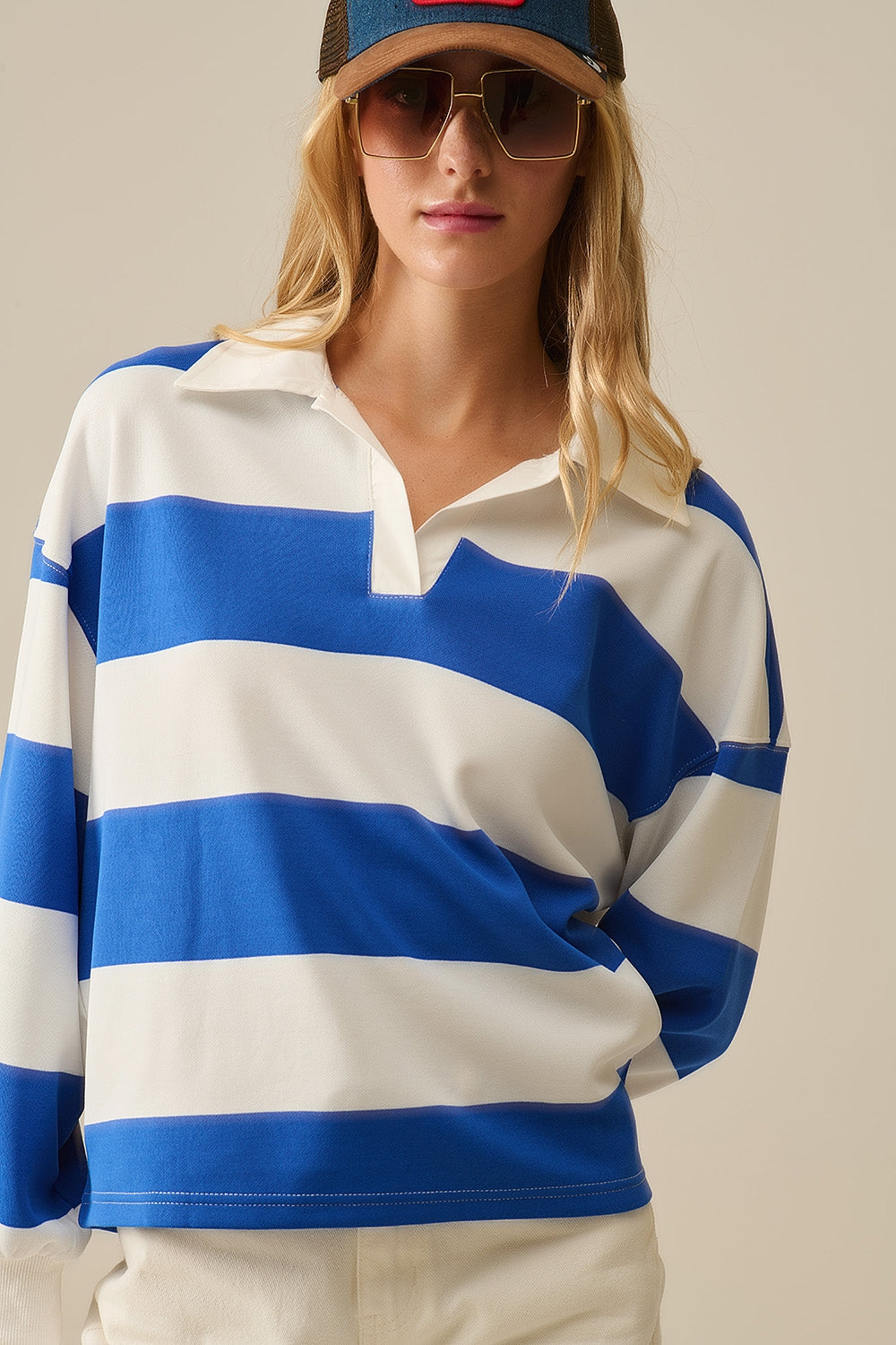 Blusa polo branca às riscas com riscas azuis